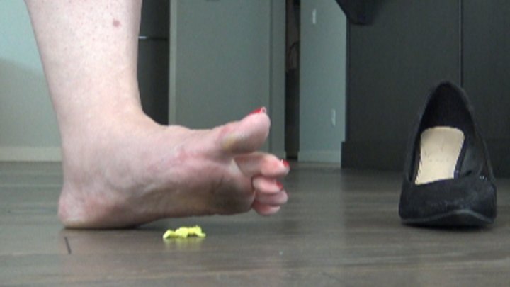Sultrymissem - Giantess-tiny hiding from moist, smelly feet