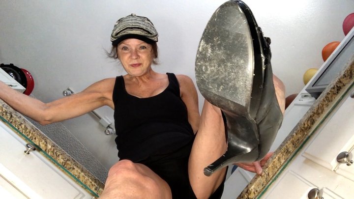 Mrs Robinson Presents - Giantess Number 14