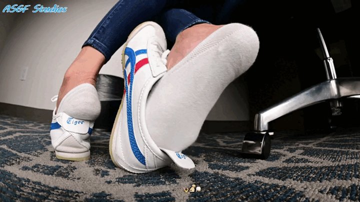 Amateur Soles Giantess And Footjobs - GIANTESS DRAMA! Tinys trapped amongst GIANT SNEAKER SHOEPLAY!! - MOV