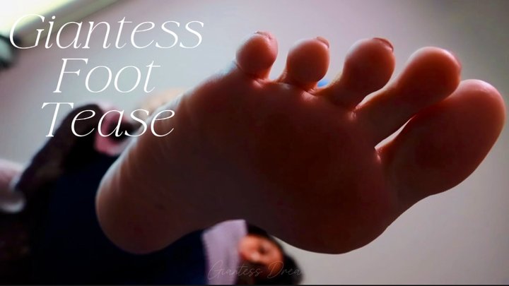 Your Favorite Giantess - Giantess Foot Tease (mp4)