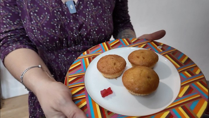 Forgetmenot - giantess will eat 3 muffins with one gummy bear