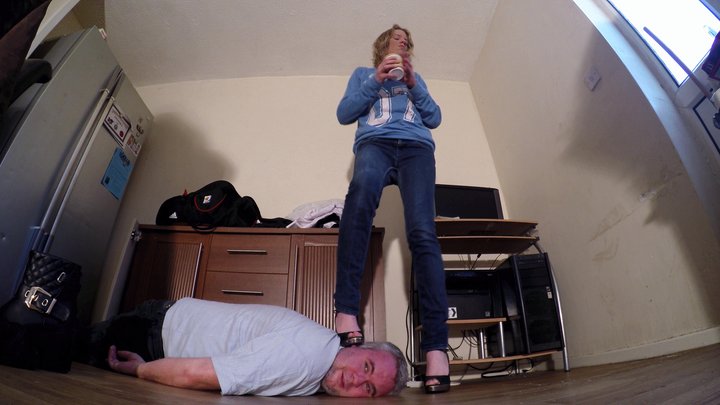 C H E L S E A - Morning Coffee Break Head Trampling FLOOR CAM (4K)