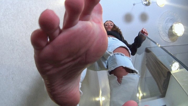 Lara Valentina Wild - VALENTINA - Under My Big Soles - Giantess Amazon