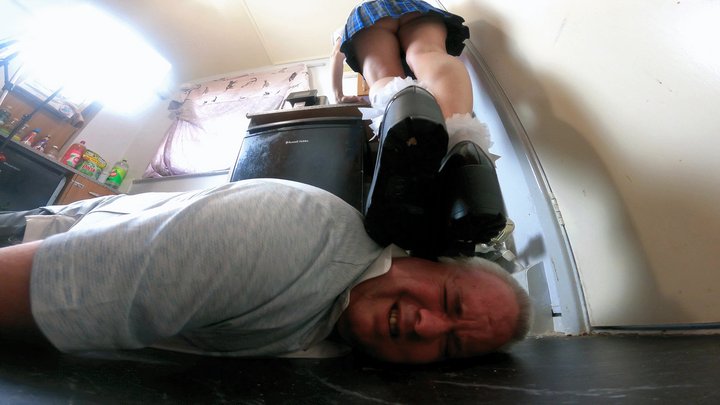 D A N I E L L E - Head Trample Whilst Making Coffee FLOOR CAM (4K)