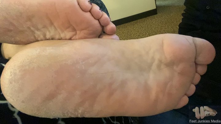 Feet Junkies Media - Sunny12s Big Meaty Feet Auditioning Next Foot Model
