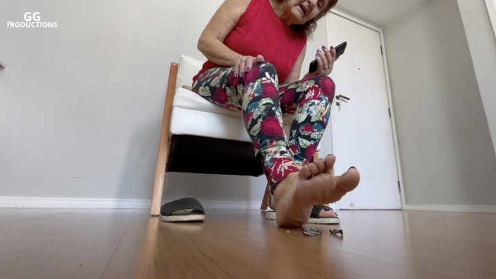 Giant Brazilian Women - The old giantess with wrinkled feet - Carol - Giant Brazilian Women