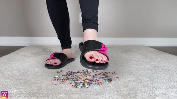 Asiansolequeen - Giantess Tease in Slides and Barefeet