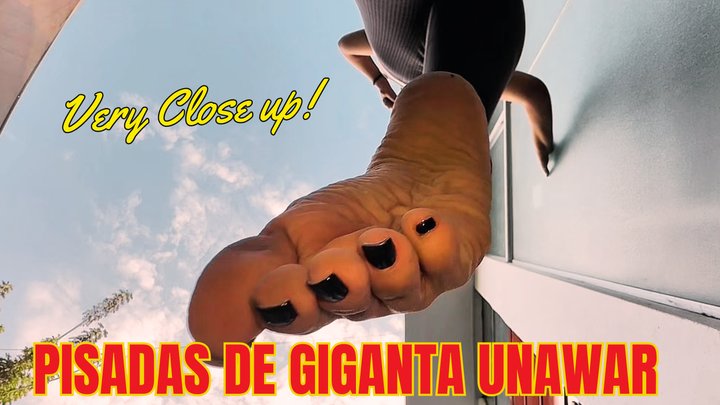 Giantessdebora - Pisadas de giganta unaware